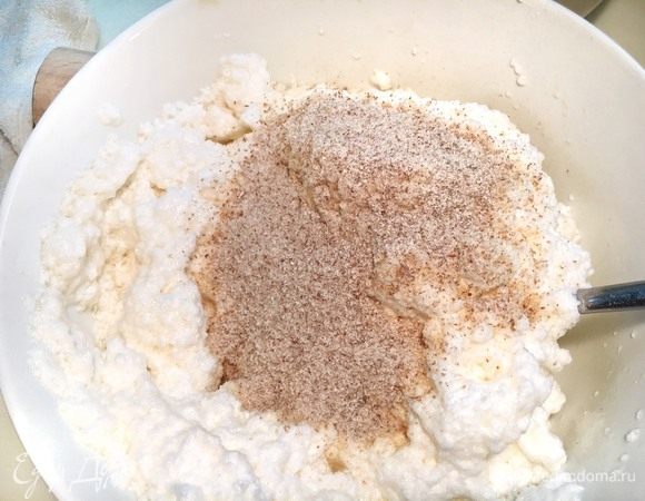 Перемелите отруби ТМ «Лито» в кофемолке до состояния муки (можно растолочь в плошке и просеять через мелкое сито). Просейте муку через сито в яичную смесь. 
