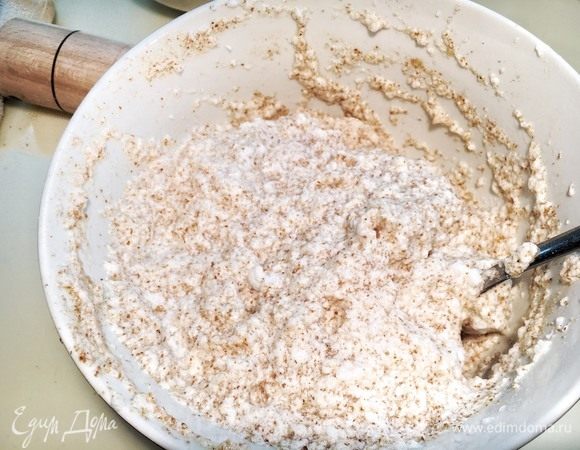 Теми же движениями вверх-вниз смешайте со взбитой массой. Тесто готово.
