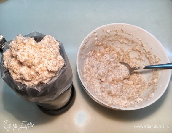 Переместите тесто в кондитерский мешок.