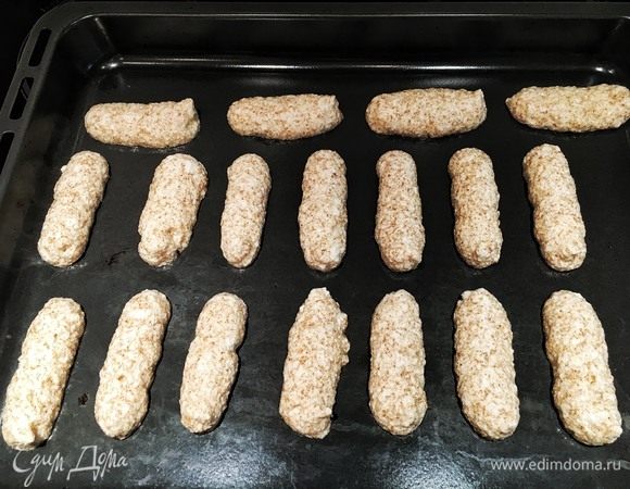 Сформируйте при помощи мешка печенье. Старайтесь делать их одного размера. Если ваш противень не покрыт специальным покрытием, лучше сначала постелить бумагу для выпечки, иначе печенье прилипнет и потеряет воздушность.