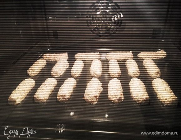 Поставьте в разогретую до 190°С духовку на 15 минут. Следите, чтобы они не сгорели! Затем выключите духовку, оставив печенье сохнуть внутри еще минут на 15.
