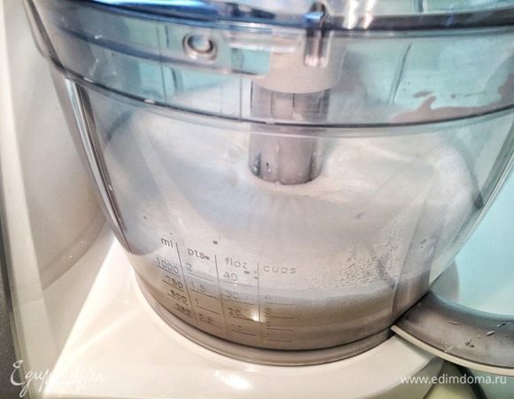 Пока печенье готовится, можно приступить к крему. (Если не смогли найти молоко, можно заменить на 10 процентные сливки, главное, чтобы молоко или сливки были ледяными. Лучше всего охладить его вместе с венчиком в морозилке.) Добавьте в молоко ванилин и сахарозаменитель и начните взбивать до увеличения в объеме.
