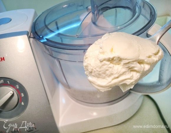 Постепенно по чайной ложки добавляйте мягкий творог, продолжая взбивать молоко. Крем загустеет, но останется воздушным. Поставьте его в холодильник.
