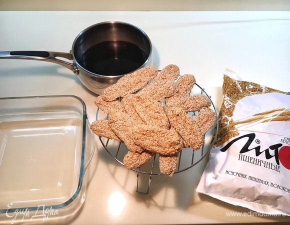 Достаньте печенье из духовки и перенесите его на решетку, чтобы низ не отсырел. Сварите слабый кофе. Остудите кофе. Он будет использован для пропитки печенья. 
