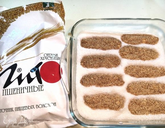 Савоярди покройте щедрым слоем крема. Затем снова выложите слой печенья и накройте его слоем крема. У вас должно остаться немного крема про запас. Уберите его в холодильник, он понадобится при сервировке. Тирамису накройте пленкой и поставьте на ночь в холодильник.
