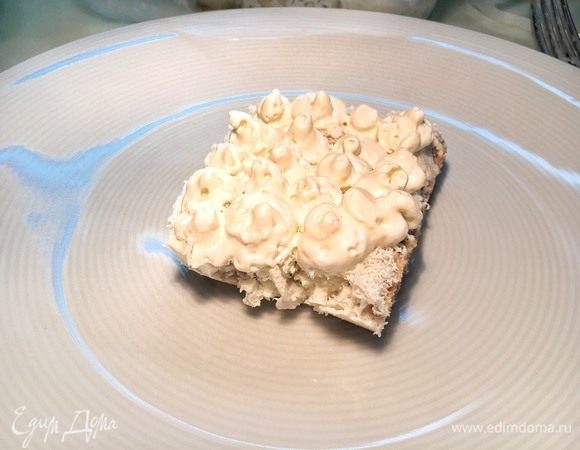 Перед подачей разрежьте тирамису на порционные куски. Оставшийся крем переместите в кондитерский мешок и сделайте кремовые пики на десерте. 
