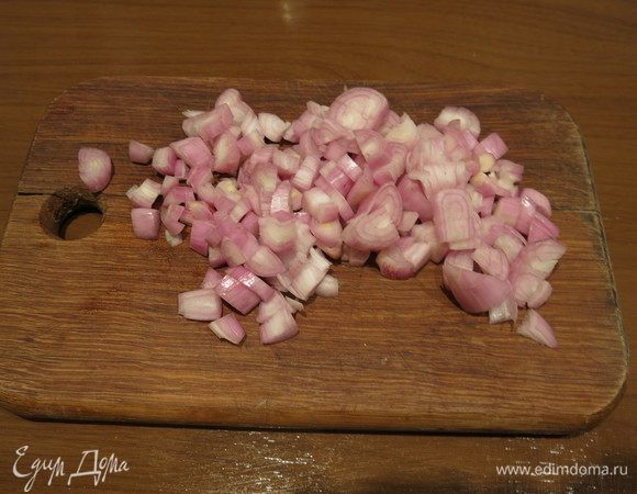 Лук нарезаем мелко.