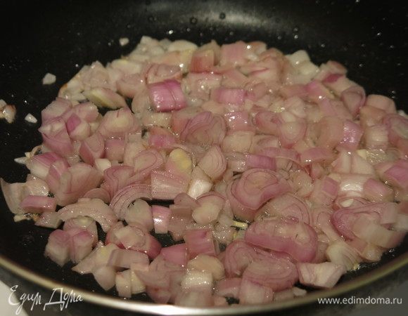 На растительном масле прижариваем лук. К луку можно добавить пару зубчиков чеснока.