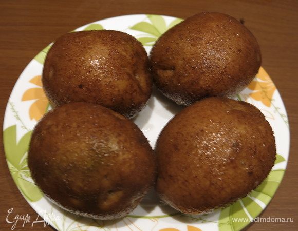 Отвариваем картофель в мундире.