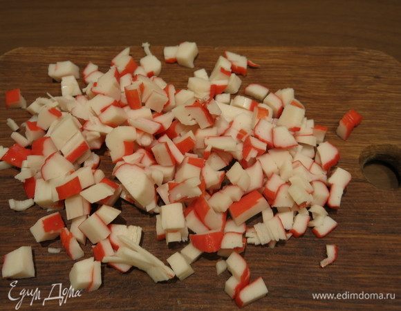 Нарезаем крабовые палочки.