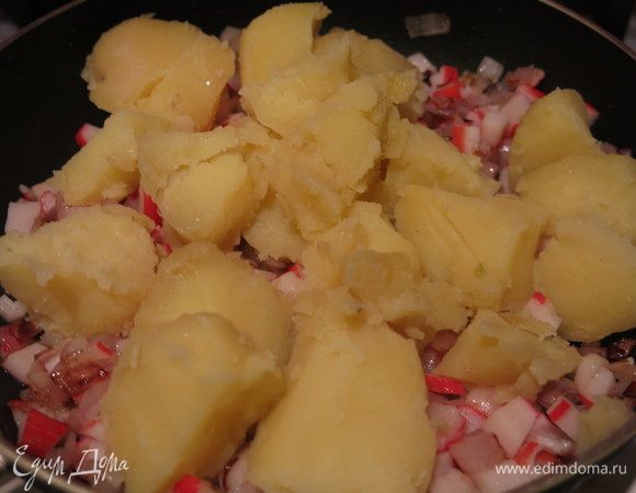 Очищаем картофель и разламываем вилкой на кусочки. Кладем к палочкам крабовым.