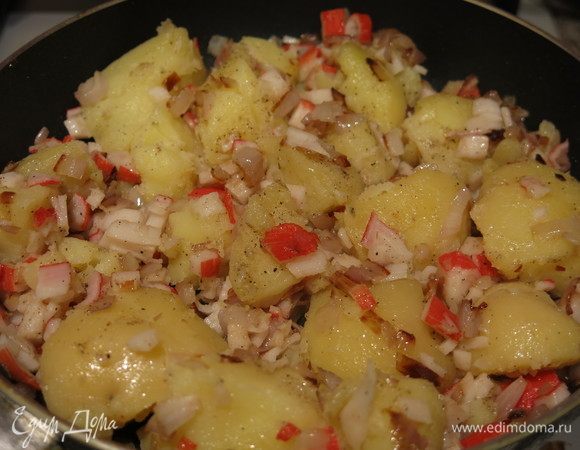 Поджариваем картофель, нарезаем укроп.