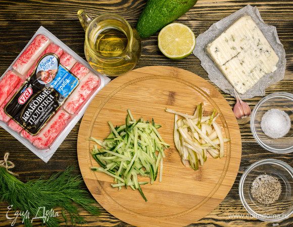 Огурец и грушу нарезать соломкой и переложить в миску.