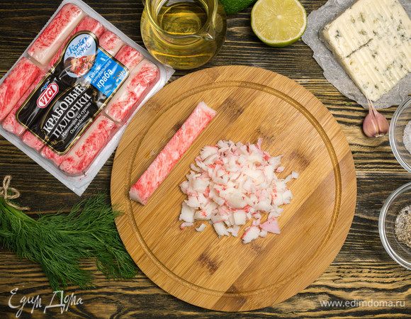 Крабовые палочки VICI нарезать кружочками и затем распустить.