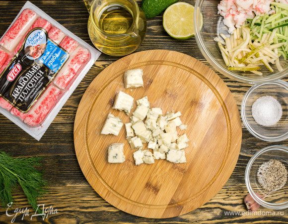 Сыр с плесенью нарезать крупными кубиками и добавить в миску к основным ингредиентам.