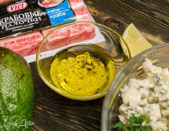 Сделать заправку. В миске смешать мелко нарубленный чеснок, соль, перец, оливковое масло и сок лайма. Получаем заправку для салата.