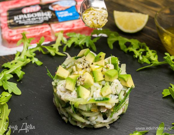 Готовой заправкой поливаем салат и, не перемешивая, подаем на стол.