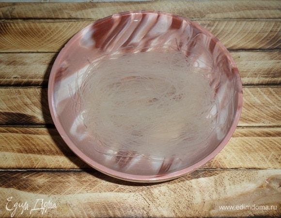 Фунчозу кладем в чашку и заливаем кипящей водой (2 стакана). Накрываем чашку и оставляем на 5–10 минут.