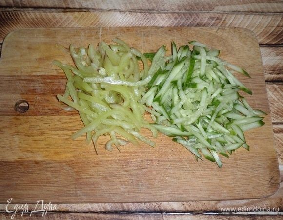 Пока готовится фунчоза, нарезаем соломкой огурцы и болгарский перец.