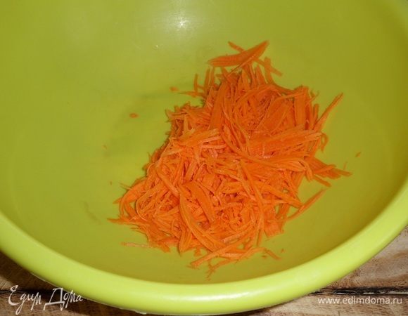 Морковь натираем на терке (я использовала терку для приготовления моркови по-корейски).