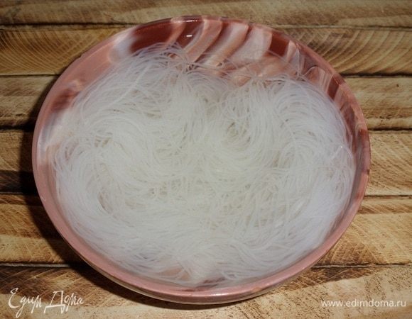 Фунчоза через 10 минут. Откидываем ее на дуршлаг и обдаем ледяной водой. 