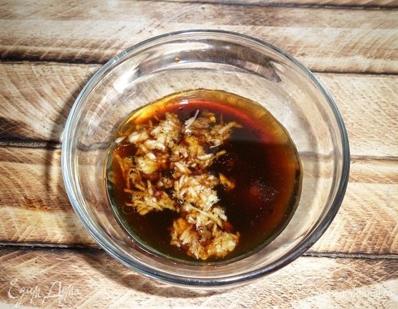 Готовим заправку. В чашечку наливаем соевый соус, кунжутное масло и лимонный сок. Добавляем измельченный чеснок и щепотку сахара. Хорошо взбиваем.