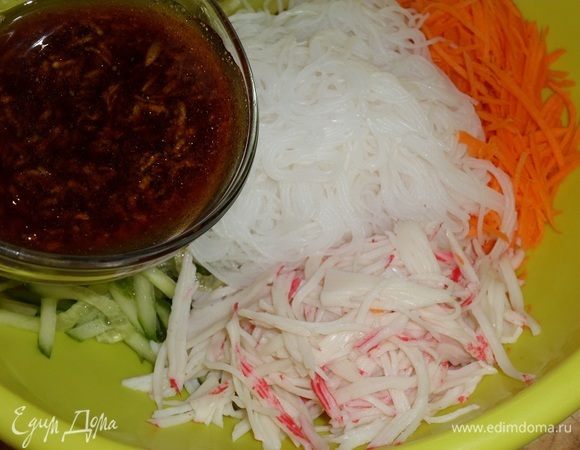 Добавляем приготовленную заправку в чашку.