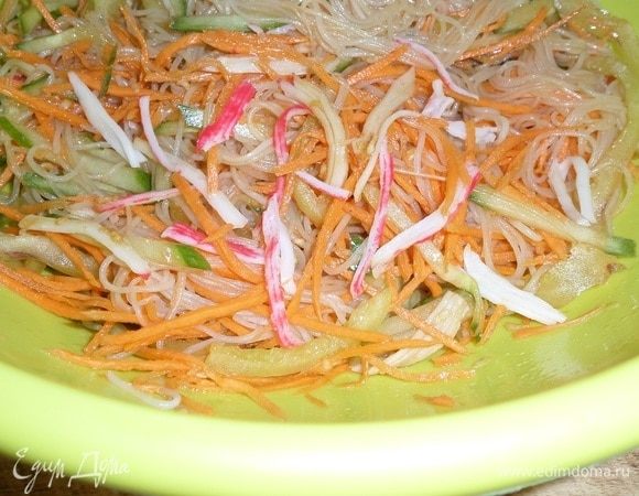 Хорошо перемешиваем. Отправляем чашку с салатом в холодильник (хотя бы на 1 час).