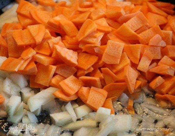 Крупно нарезать лук и морковь — кубиками или кружочками. Обжаривать на сковороде в небольшом количестве масла на маленьком огне около 15-20 минут. Регулярно помешивать.  