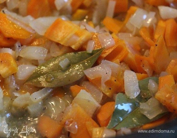 Когда овощи будут практически готовы, добавить лавровые листочки, посолить, поперчить по вкусу. По желанию, добавьте зиру. Я ее очень люблю. Поэтому, конечно же, добавляю. Еще раз перемешать и добавить несколько (3-5) ложек воды.  