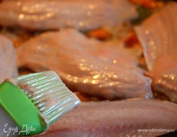 Сверху овощей выложить филе тилапии ТМ «Магуро». Смешать майонез и кетчуп, по желанию, майонез заменить ложкой сметаны. Смазать соусом рыбку.