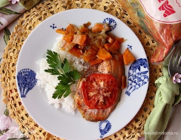 В качестве гарнира хорошо отварить рис. Особенно вкусно с Жасмином. Рыбу выкладываем аккуратно. Можно сверху овощей, а можно положить овощи на тарелке рядом. 