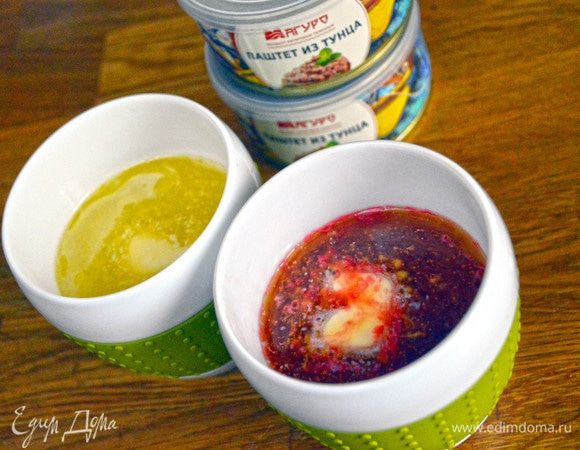 Свеклу натираем на терке, отжимаем сок. 
Сливочное масло заливаем кипятком со сметаной/кипящим свекольным соком, добавляем в обе емкости соль, тщательно размешиваем.