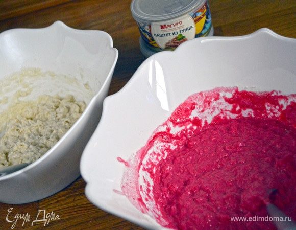 В емкости с мукой вливаем горячие жидкости, быстро и тщательно замешиваем (тесто должно завариться).