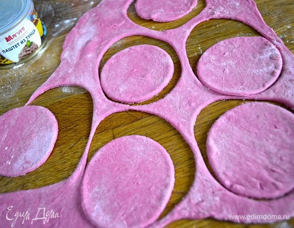 Раскатываем тесто. Вырезаем кружочки.