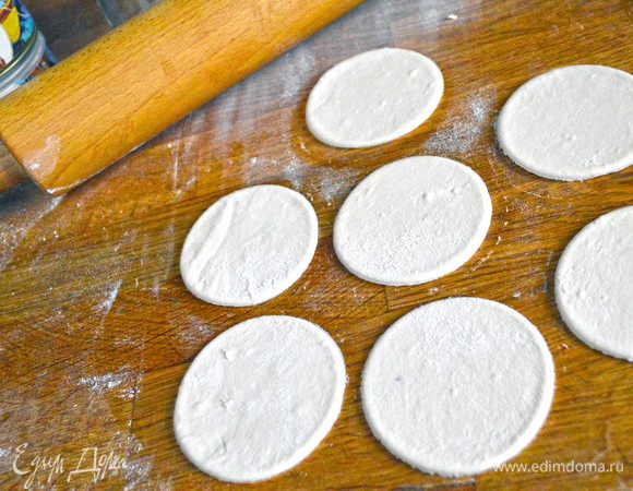 Отсекаем лишнее тесто.