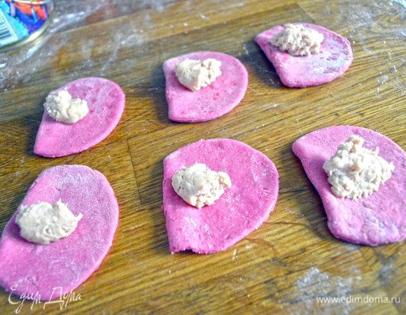 Можно начинку приготовить и самостоятельно, потребуются: рыба, масло, лук, вода, сахар, перец. 
Все это есть в паштете из тунца ТМ «Магуро»! 

Итак, раскладываем начинку на кружочки обоих цветов.