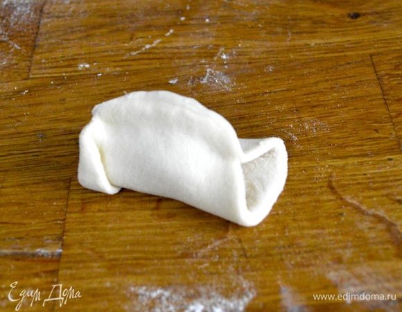 Лепим из теста рыбок. На фото: делай раз!