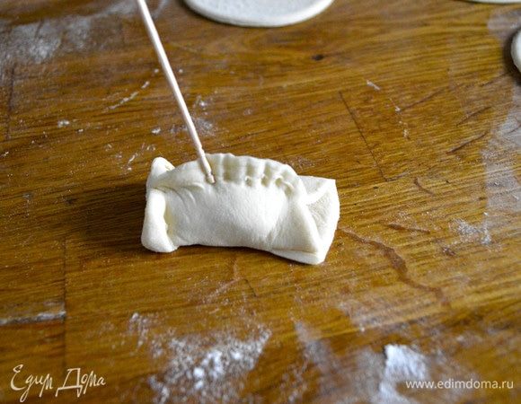 Лепим из теста рыбок. На фото: делай два!