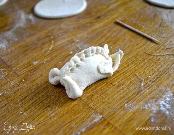 Лепим из теста рыбок. На фото: делай три!
Допустим полет фантазии (смотрите мои фото, лепили с дочкой!).