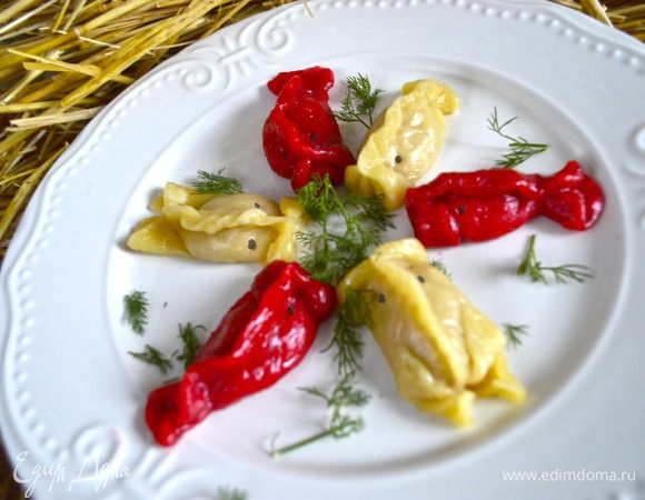 Отвариваем пельмени в рыбном бульоне (допустим рыбный кубик) или на пару (на Руси паровая кухня была популярна не менее духовой).
Украшаем глазки черным перцем и подаем к столу!
Спасибо, Магуро, за чудесный, мною обожаемый продукт, который не только вкусен, но и практичен!