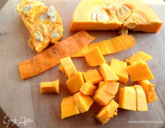 Очистить тыкву и нарезать произвольными кубиками. Вес указала в чистом виде.