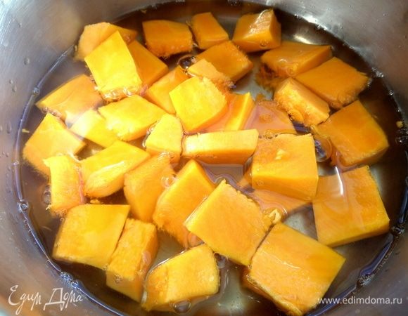 Залить чистой водой и поставить вариться до мягкости.