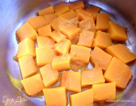 Отвар от сварившейся тыквы не выливать. Если он выкипел, добавить воды 100 мл.