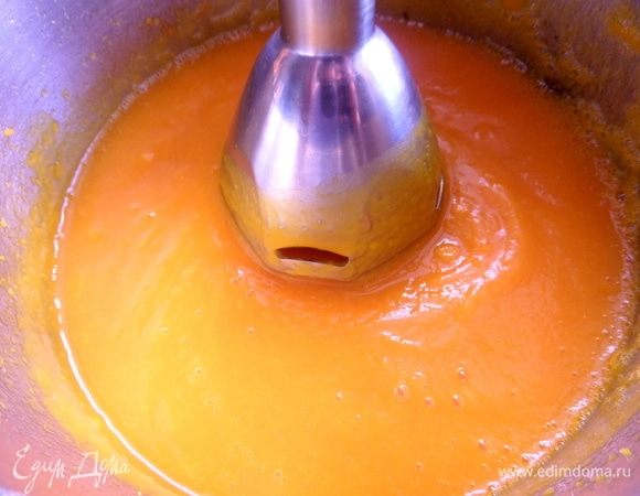 Пробить блендером в пюре.