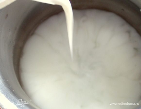 Соус готов, переходим к основному напитку. Я готовила его в турке. Влить воду из фильтра BRITA и сливки.