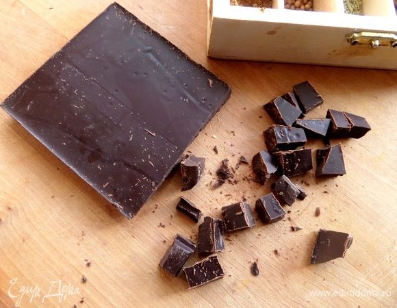 3 дольки шоколада (у меня горький, в оригинале — молочный) порубить для удобства.