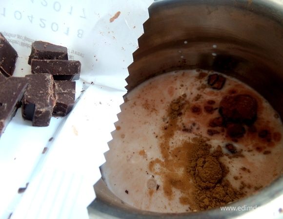 Высыпать вслед за какао.