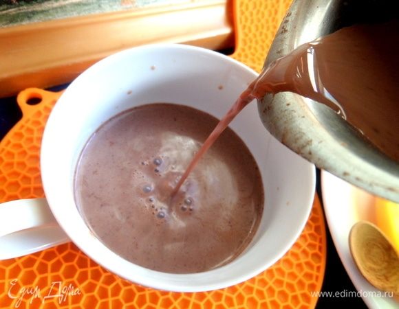 Поставить на огонь и сварить напиток, помешивая, пока шоколад не растворится. Налить в чашку.