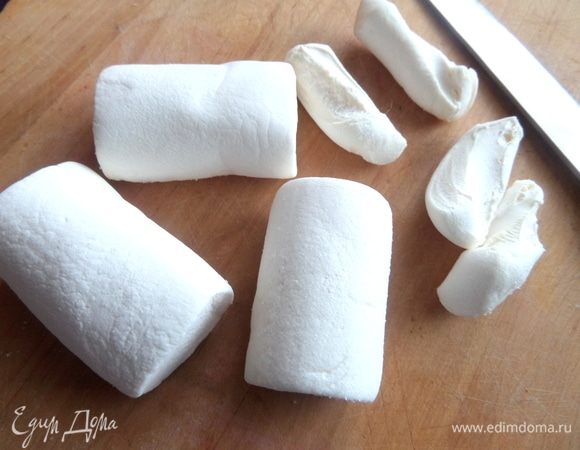 Для украшения маршмеллоу лучше брать мелкие, но у меня крупные.